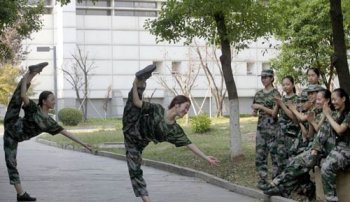 女生軍訓時褲子開檔,定做服裝質量為何這么水？